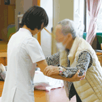 ケアスタッフと利用者のふれあい